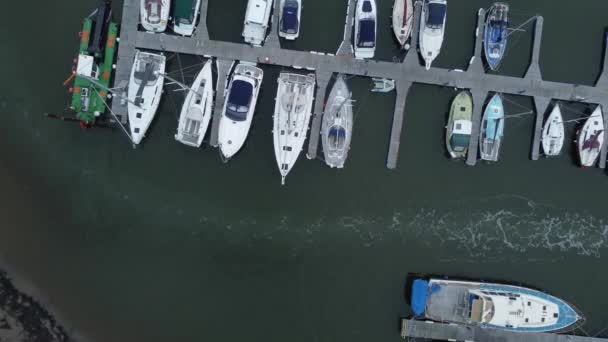 Góry Dół Dron Widok Nad Luksusowe Zacumowane Prywatne Marina Żaglowce — Wideo stockowe