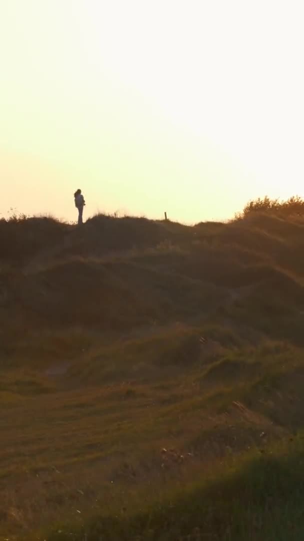 Silhuett Vacker Flicka Tittar Solnedgången Toppen Klippan Dag Landning Strand — Stockvideo