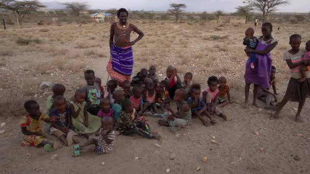 Kleuren Een Traditionele Samburu Wieden — Stockvideo