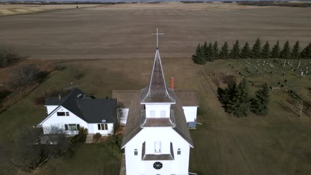 Achteruitvliegende Luchtbeelden Van Mooie Boniface Kerk Een Afgelegen Locatie Witte — Stockvideo