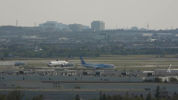 Samoloty Pasażerskie Przygotowujące Się Lotu Międzynarodowe Lotnisko Toronto Pearson — Wideo stockowe