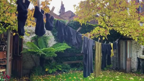 Herrenbekleidung Hängt Zum Trocknen Einer Outdoor Bekleidungslinie London England — Stockvideo