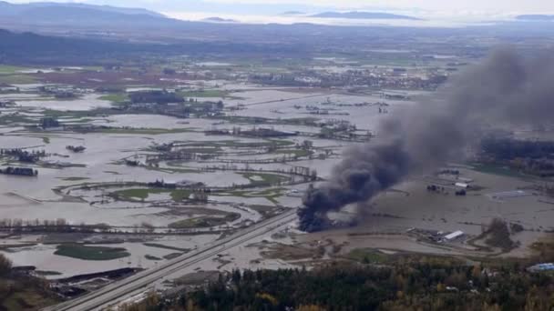 Vista Aérea Inundaciones Catastróficas Humo Negro Que Sube Los Vehículos — Vídeos de Stock