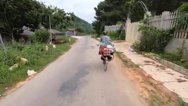 Camera Een Fietser Rijden Een Bochtige Bergweg Provincie Lang Son — Stockvideo