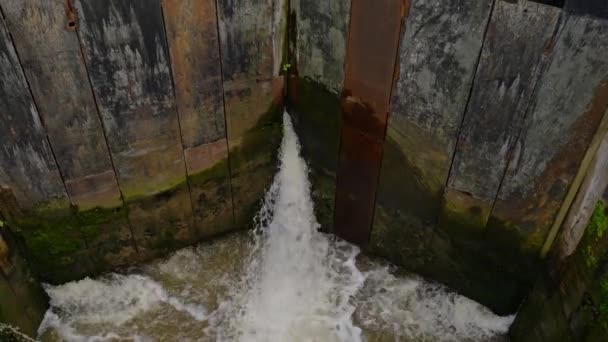 上昇するジョブは シュロップシャー連合運河上の大きな重い木製の門と運河のロックシステムに急いで白い水を明らかにショット — ストック動画