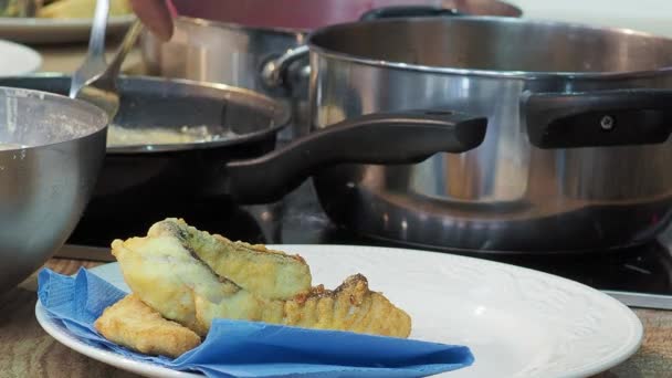 Φρεσκοτηγανισμένα Ψητά Κομμάτια Ψαριού Μπλε Χαρτί Κουζίνας Ενώ Μαγείρεμα Τηγανίζει — Αρχείο Βίντεο