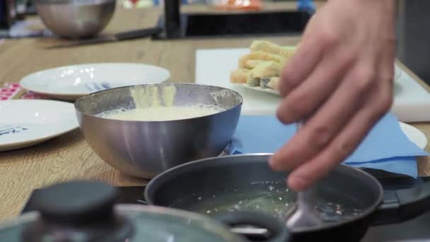 調理器具をテーブルの上にフライパンで揚げ魚を回す料理 — ストック動画