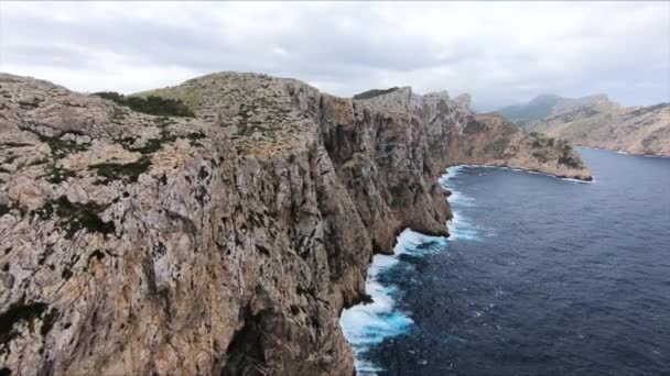 Big Cliff Στην Ακτή Μαγιόρκα Drone Shot — Αρχείο Βίντεο