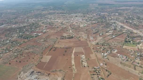 Luchtfoto Van Verre Stad Een Prachtig Afrikaans Landschap Drone Die — Stockvideo