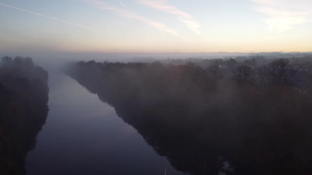 Nevoeiro Denso Outono Enevoado Sobre Manchester Silhueta Canal Árvore Vista — Vídeo de Stock
