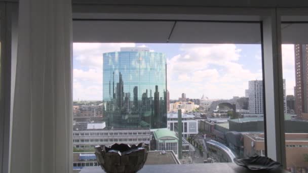 ロッテルダムスカイラインの景色を望むオランダの高級スカイラインアパートのインテリア ドリートラックカメラの動き — ストック動画