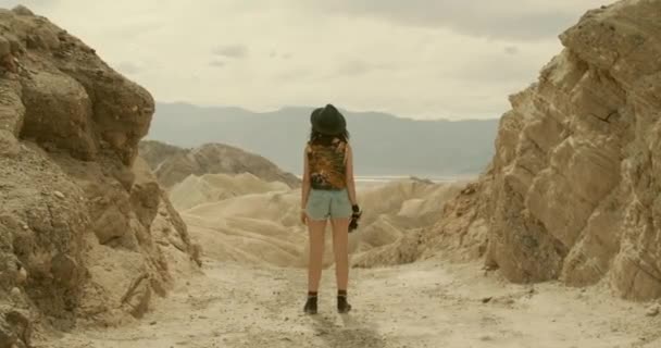 Chica Joven Mirando Paisaje Del Desierto Del Valle Muerte Zabriskie — Vídeos de Stock