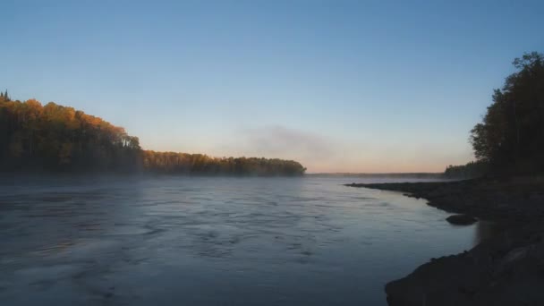 Răsărit Soare Dintr Noapte Rece Lângă Râu — Videoclip de stoc