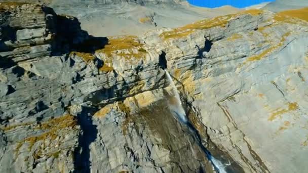 Drone Volando Sobre Cascada Tieche Hasta Arete Nusey Cerca Estación — Vídeos de Stock