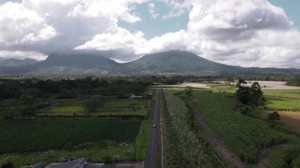 아레날 화산의 시골길을 차량에 사격을 받았다 위에서 코스타리카 근처의 경작지 — 비디오