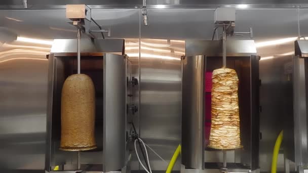 Loop1 Nötkött Donair Och Kyckling Shawarma Vertikal Bbq Roterar Med — Stockvideo
