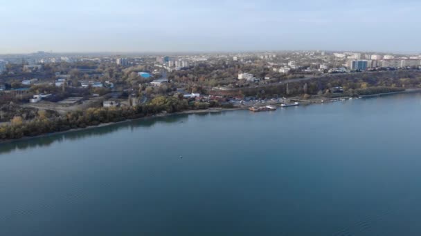 位于罗马尼亚西摩尔多维亚多瑙河畔的加拉蒂市下城 空中飞行 — 图库视频影像