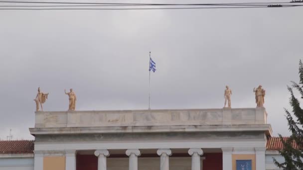 Bandera Grecia Ondeando Encima Del Museo Arqueológico Nacional Atenas Centro — Vídeo de stock