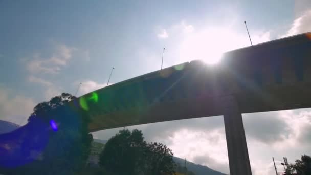 毕尔巴鄂的一座公路桥的角形图像 福特就在桥的后面 汽车穿过桥和桥的下面 — 图库视频影像