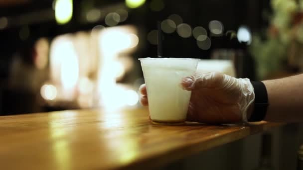 Barkeeper Barista Gibt Getränk Plastikbecher Kunden Nahaufnahme — Stockvideo