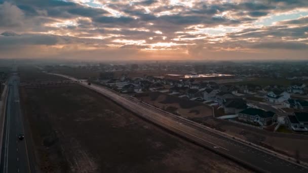 Brouillard Ciel Couvert Réduisent Lever Soleil Dans Cette Banlieue Américaine — Video