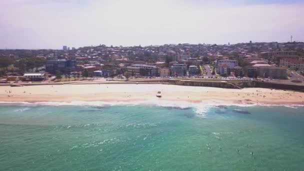 侧卧在以城市景观为背景的悉尼马鲁布拉滩海岸线上 — 图库视频影像