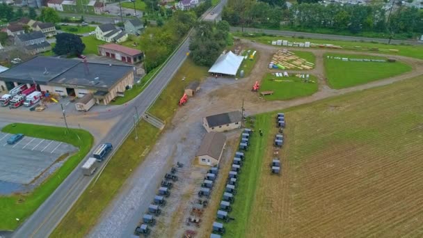 Vue Aérienne Une Vente Boue Amish Avec Des Rangées Buggies — Video