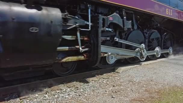 从低角看古董还原蒸汽机运行齿轮的近景 — 图库视频影像
