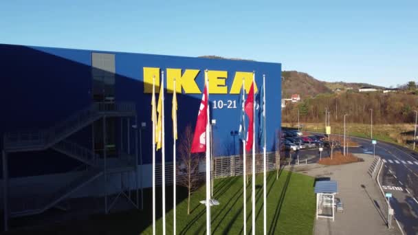 Ikea Logo Lager Med Flera Flaggor Framför Uppåtgående Flygande Avslöjande — Stockvideo