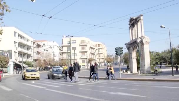 Lidé Přecházející Ulici Centru Atén Řecko Ruiny Straně — Stock video