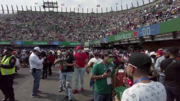 Mexicaanse Fans Ondersteunen Aanmoediging Sergio Checo Perez Dragen Vlaggen Juichen — Stockvideo