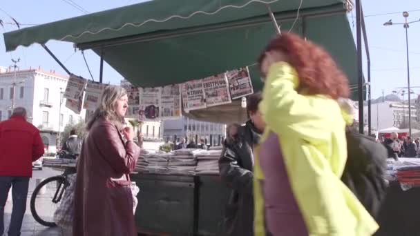 Woman Looking Intrigued Front Newspaper Stand Center Athens Greece — Stock Video