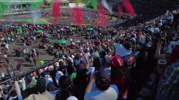 メキシコシティサーキットで行われたF1 Gpグランプリで表彰台を獲得し コース内に入る人々と空気中で発射された赤緑の白のコンフェッティ — ストック動画