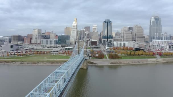 Una Foto Dolly Siguiendo Puente Roebling Cincinnati Ohio Sobre Río — Vídeo de stock