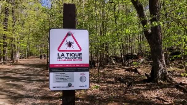 Panneau Avertissement Pour Les Tiques Avant Partir Sur Une Piste — Video