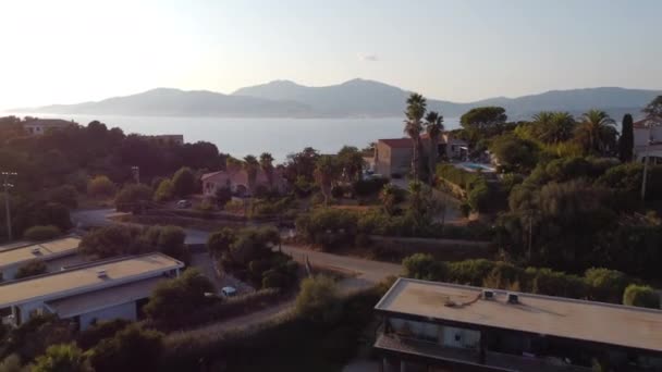 Aerial Reveal Sunny Holiday Resort Direkt Meer Bucht Von Ajaccio — Stockvideo