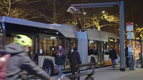 Pantograf Ładowania Autobusów Elektrycznych Przystanku Autobusowym Wieczorem Centrum Stolicy Belgii — Wideo stockowe