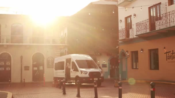 メルセデス ベンツ スプリンター バンから降りる乗客のグループ 美しい日の出の朝に彼らのオフィスに公務員を輸送フェリー カスコViejo パナマ市 — ストック動画