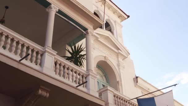 Disparo Antiguo Edificio Estilo Colonial Español Inclinándose Para Revelar Bandera — Vídeos de Stock