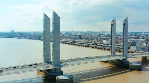 Беспилотный Снимок Моста Жака Шабана Дельмаса Мост Жака Шабана Дельмаса — стоковое видео