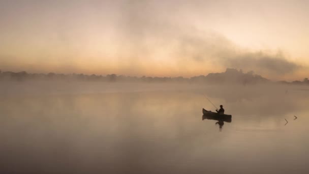 Colpo Aereo Statico Uomo Che Pesca Solo Prima Dell Alba — Video Stock