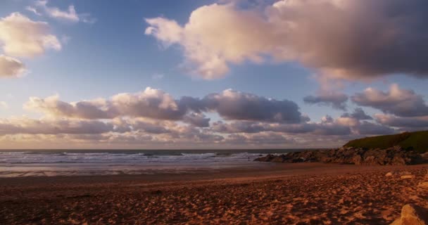 Praia Fistral Com Céu Colorido Vibrante Como Cumulus Clouds Motion — Vídeo de Stock