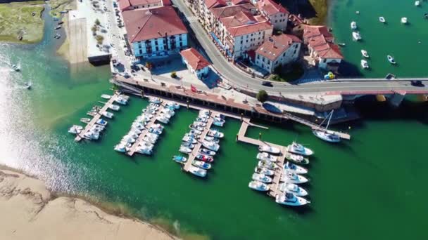 Lille Havn Med Sportsbåde Folk Slentre Promenaden San Vicente Barquera – Stock-video