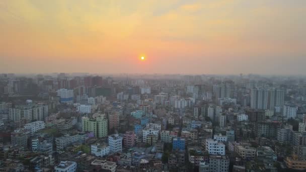 Kota Perkotaan Udara Saat Matahari Terbenam Dengan Bangunan Bangunan Bertingkat — Stok Video