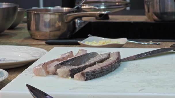 Mãos Cozinheiro Salpicam Vazam Sal Alho Tiras Peixe Uma Mesa — Vídeo de Stock