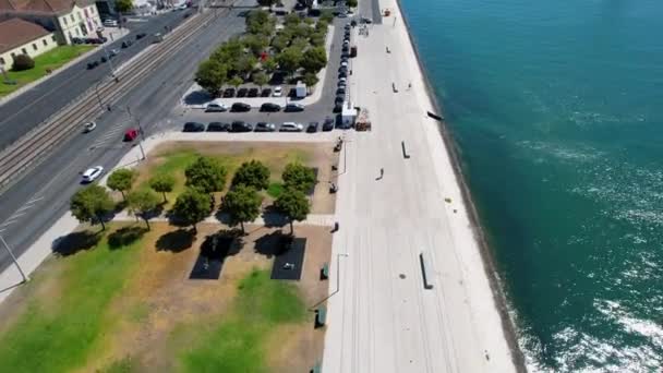 Vista Aérea Com Vista Para Calçadão Ribeirinha Belém Lisboa Ensolarada — Vídeo de Stock