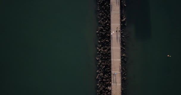 Vista Del Ojo Pájaro Del Rompeolas Piedra Océano Tiro Aéreo — Vídeos de Stock