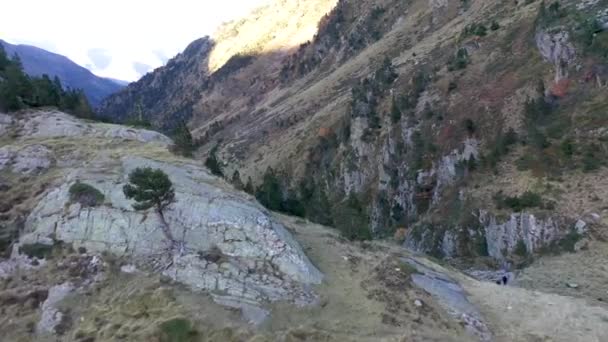 Caminhantes Desfiladeiro Riacho Val Arrouge Que Leva Lago Montanha Lac — Vídeo de Stock