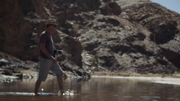 Perfil Mano Amplia Toma Cámara Lenta Fotógrafo Turista Con Sombrero — Vídeos de Stock