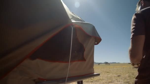 Tracking Shot Tourist Putting Tent Supports His Rooftop Tent Africa — Vídeos de Stock